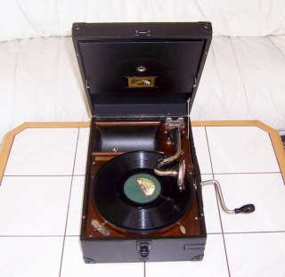 Starožitné gramofony na kliku, šelakové gramodesky