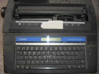 Predám elektronický písací stroj