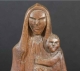 stará drevená socha Madona s dieťaťom...
