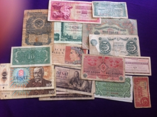Predám staré známky z celého sveta/300 ks/,obálky,peniaze.