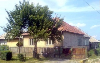 Predáme zrekonštruovaný rodinný dom na polosamote