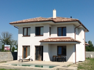 Ponúkame na predaj 5-izbový rodinný dom s bazénom v golfovom areáli Hrubá Borša.