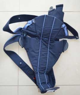 Tmavomodrý nepoužívaný nosič pre deti  zn.Babybjorn