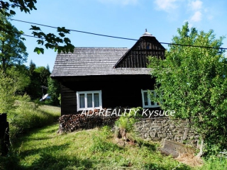 ZACHOVALÁ DREVENICA S VEĽKÝM POZEMKOM - KORŇA