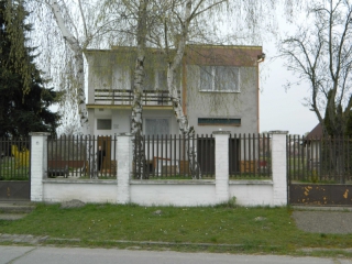 Predám 6 izbový, poschodový a podpivničený RD v obci Patince, okres Komárno.