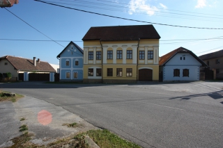 Klasicistický kaštieľ po rekonštrukcii vo Valči