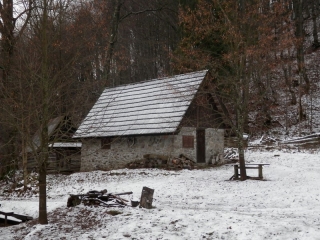 Kamenná chata uprostred lesa - Klubina