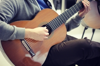 Gitarová akadémia / VYSKÚŠAJTE 1. GITAROVÚ LEKCIU BEZPLATNE